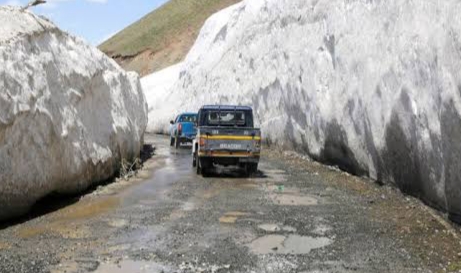 Bandipora-Gurez road reopens for one-way traffic