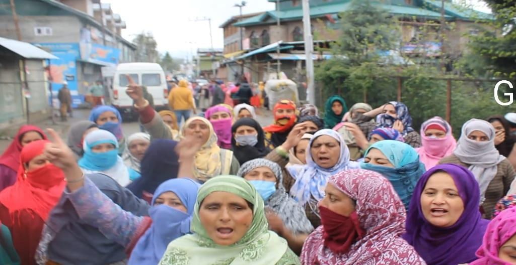 People protest after woman dies of ‘heart attack’ during nocturnal ‘police raid’ in Habak Srinagar