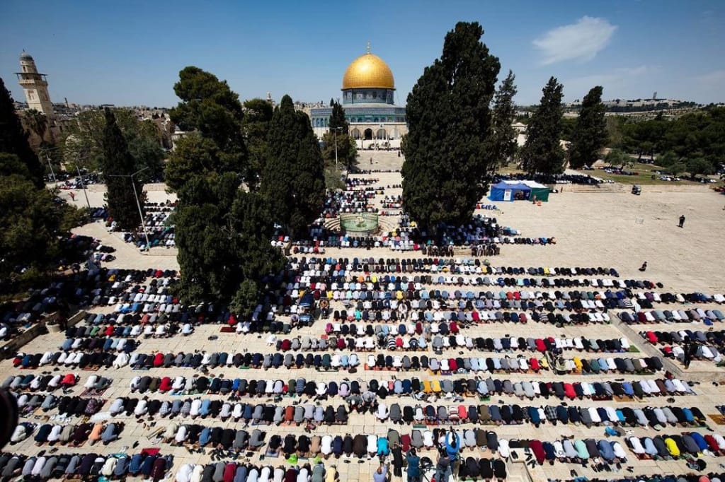 Muslims mark 1st Ramadan Friday prayers in Jerusalem