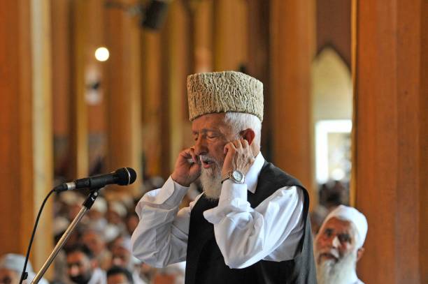 Historic Jamia Masjid ‘Muazzin’ passes away, Mirwaiz expresses grief