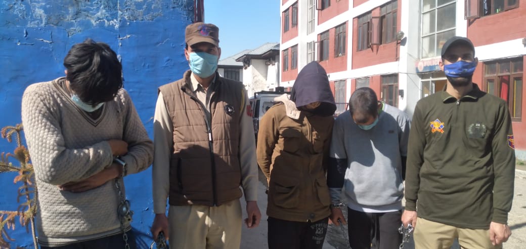 Trio while entering into Srinagar to sell down stolen cell phones arrested
