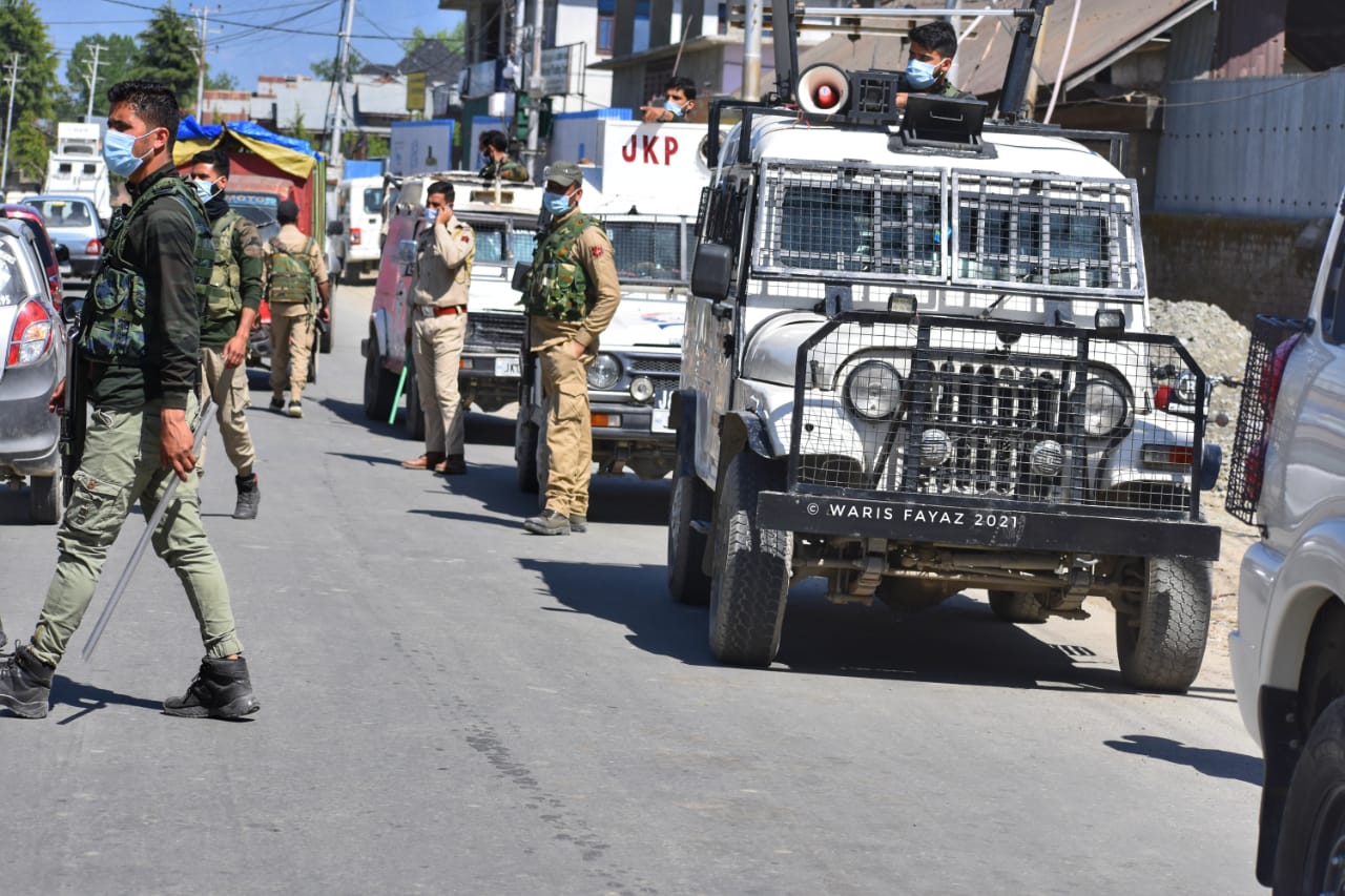 Sopore Police Acts Tough Against Covid-19 SOP Violators, Five Shopkeepers Arrested
