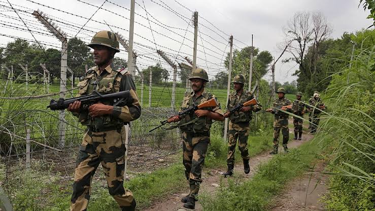 BSF thwarts infiltration bid of 3 Pak intruders along IB in Punjab”s Pathankot