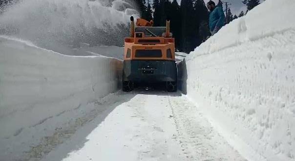 Snow clearance operation in full swing to restore traffic on Mughal road