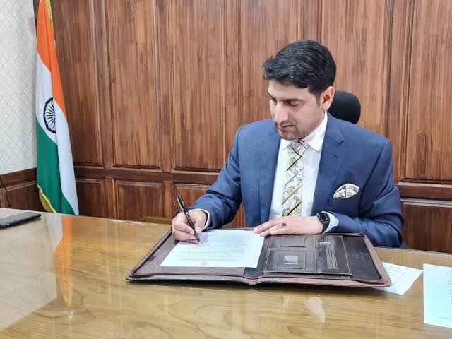 No decision about imposing lockdown yet: DC Srinagar