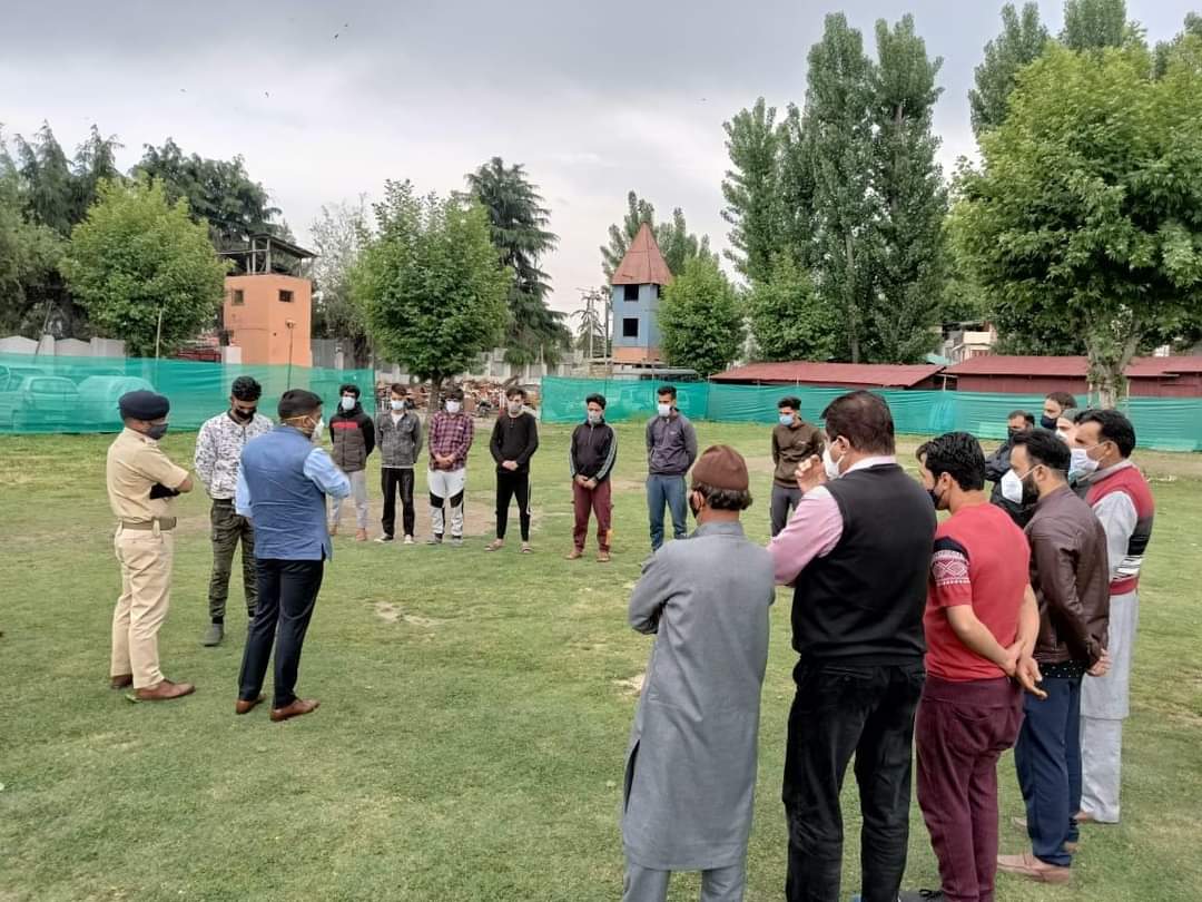 Police hands over 17 boys to their families after counselling in Srinagar