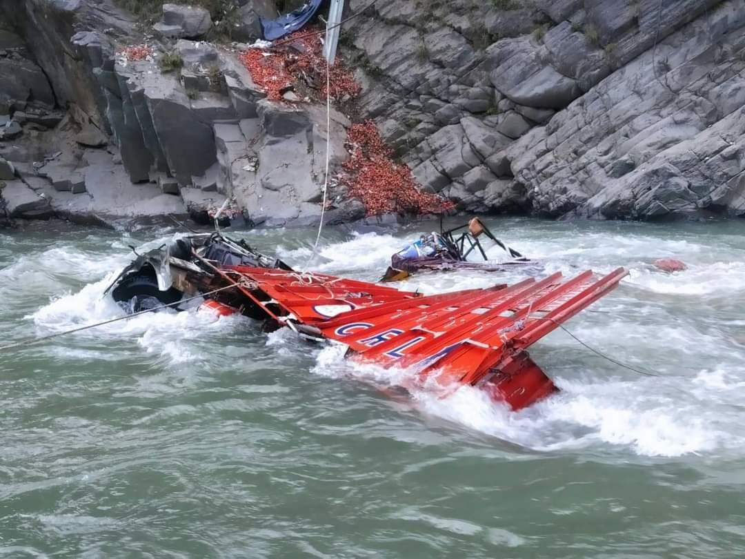 Two feared drowned as truck falls into stream along Jammu-Srinagar national highway