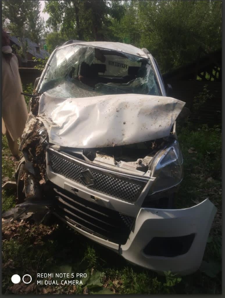Father-Son Duo Sustains Injuries As Vehicles Rolls Down Gorge in Budgam