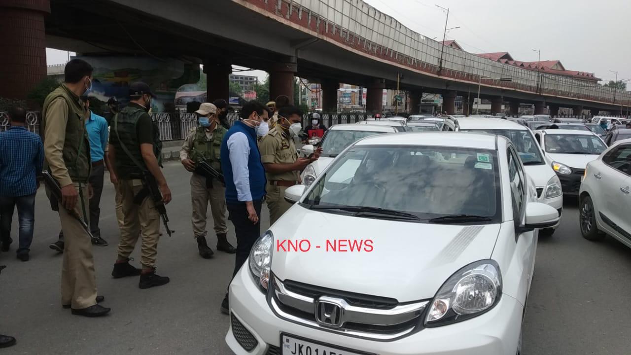 Srinagar Admin imposes strict measures to enforce corona curfew, several vehicles seized