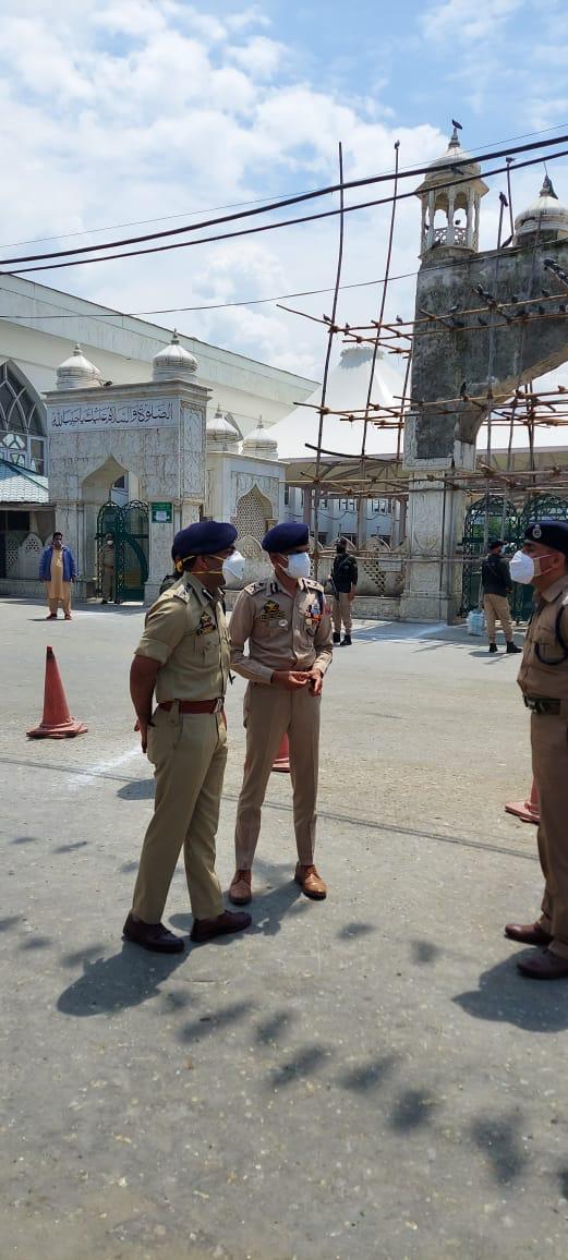 Jumat ul Vida: IGP visits Jamia Masjid, Hazratbal