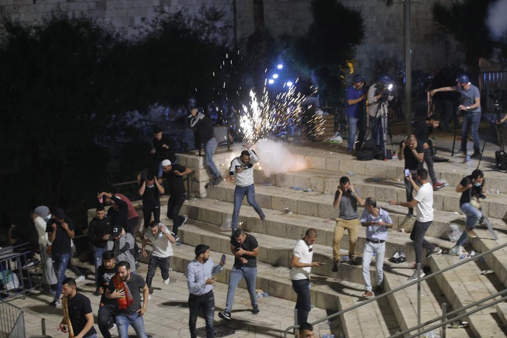 Clashes, prayers in Jerusalem on Muslim Laylat al-Qadr