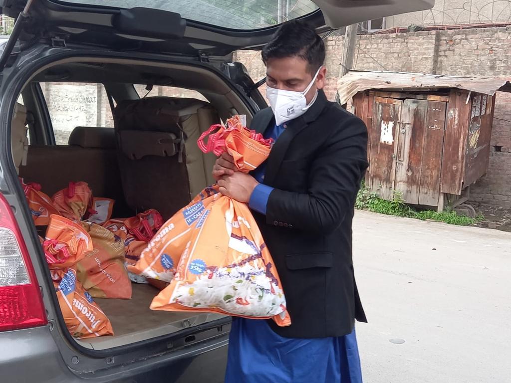 DC Sgr distributes relief kits among widow families in private vehicle