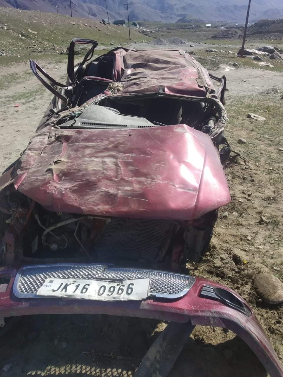 Vehicle falls down 16 feet deep gorge on Srinagar-Leh Highway, one dies, two injured