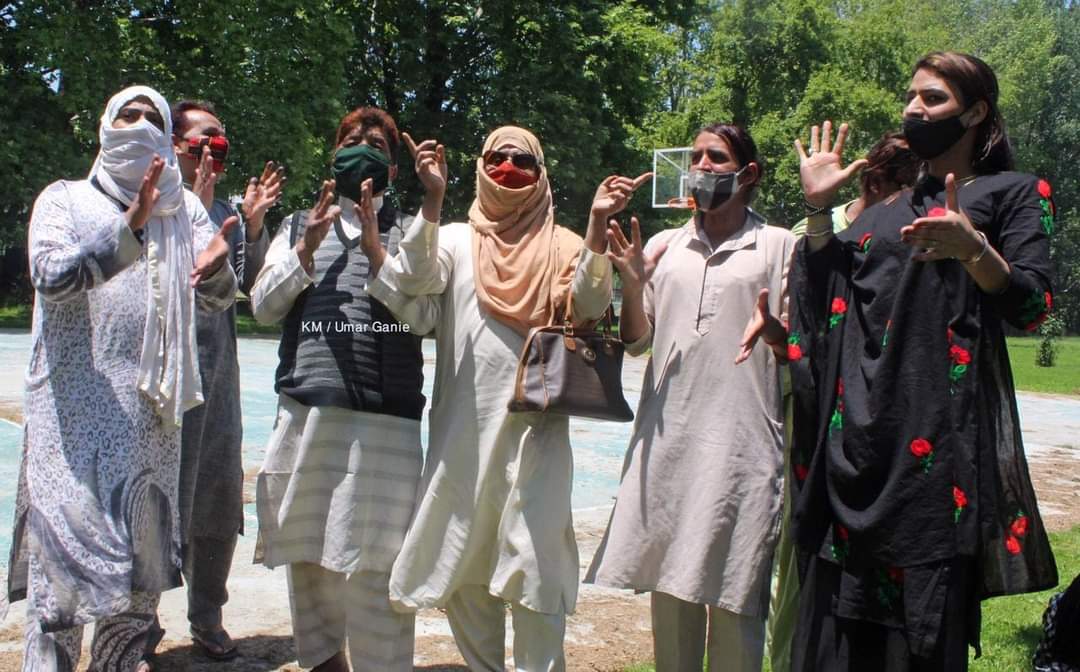 Perpetual lock-down leaves transgenders to fend for themselves ‘People start offering help to this marginalized community’