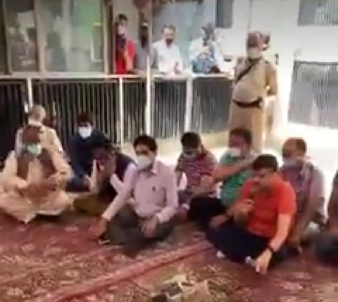 Building Permission Fiasco: Amid Covid scare, Mayor leads protest against Joint Commissioner Planning in Srinagar “Can’t comment on administrative matter: Athar Aamir