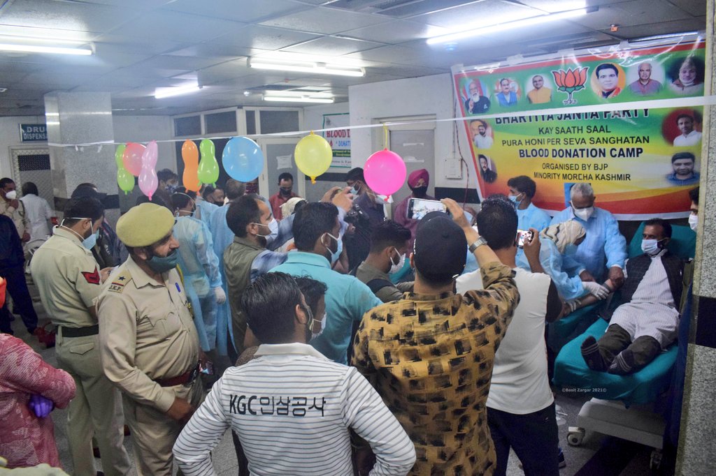 BJP’s Blood donation camp; Social distancing goes for a toss at Srinagar’s LD hospital