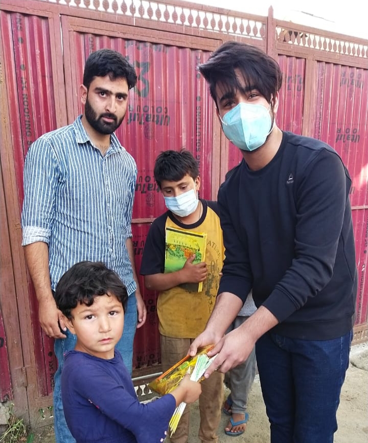 Asjad Akbar provides stationary to students of Pulwama at there door steps during this pandemic through NGO Mashek.