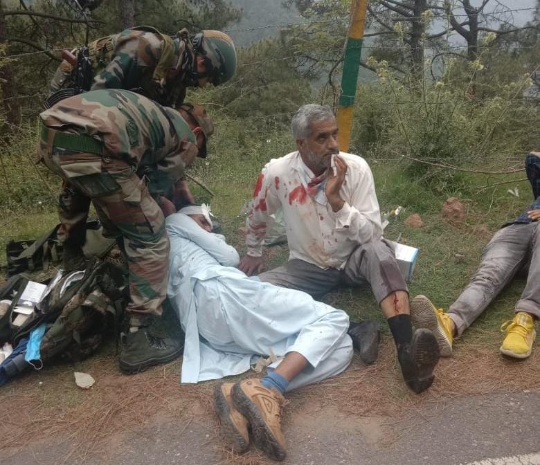 6 persons injured in collision between 2 vehicles in Poonch