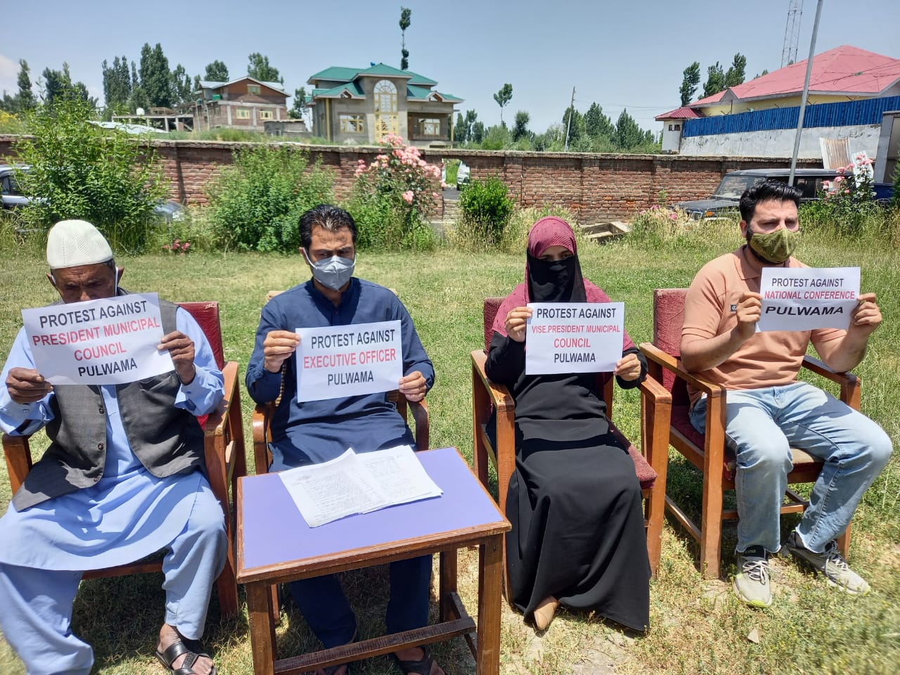 Councillors protest against Chairman, Executive Officer Municipality in Pulwama, allege work is being set around NC wards only.
