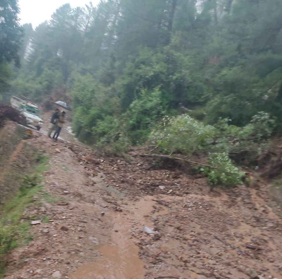 Landslides Blocks Rajouri’s Link With Mughal Road