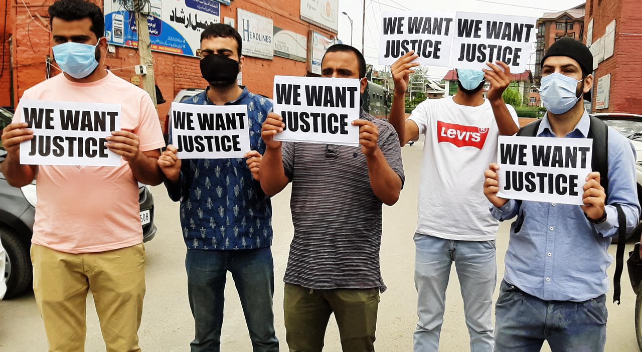 Job aspirants protest at Press Enclave as SKIMS withdraws 66 posts advertised last year