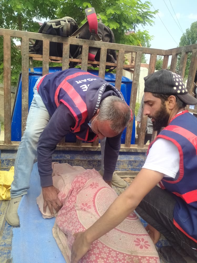 Lady ends life by jumping into the river in Srinagar