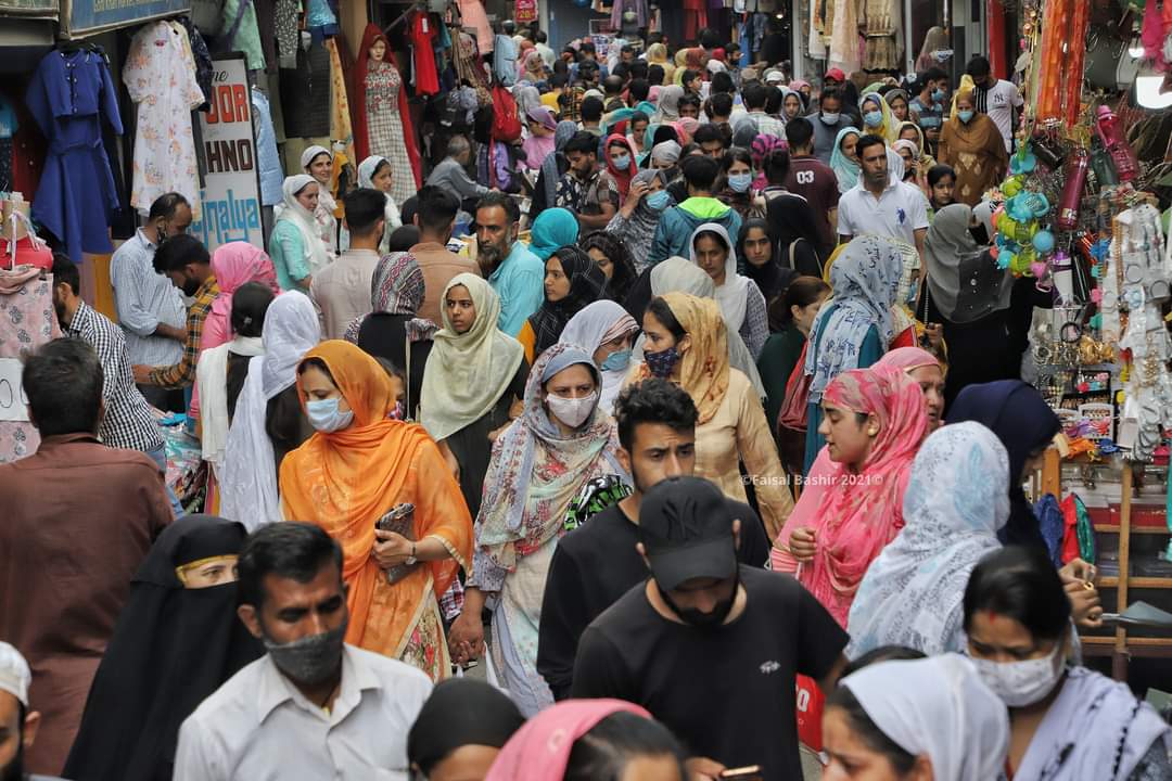 Amid relaxation in COVID-19 lockdown, Srinagar markets witness huge rush a head of Eid-ul- Azha