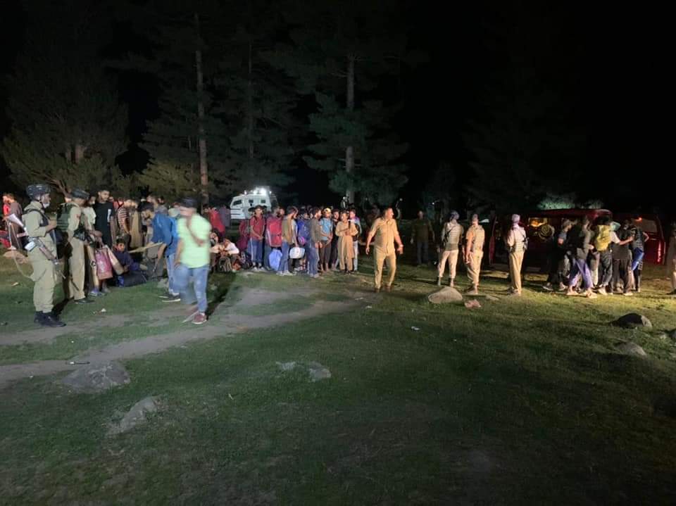 Kulgam Police comes to the rescue of 430 civilians stranded in encounter area at Aharbal