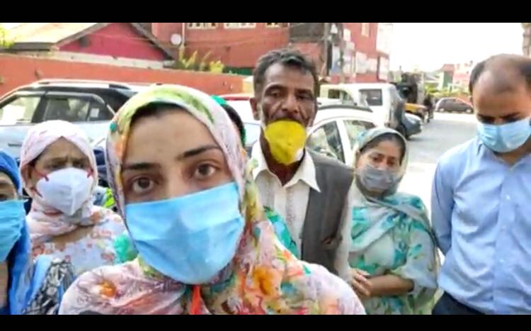 Hokersar family alleges theft of gold, cash in nocturnal raid by ‘men in uniform’