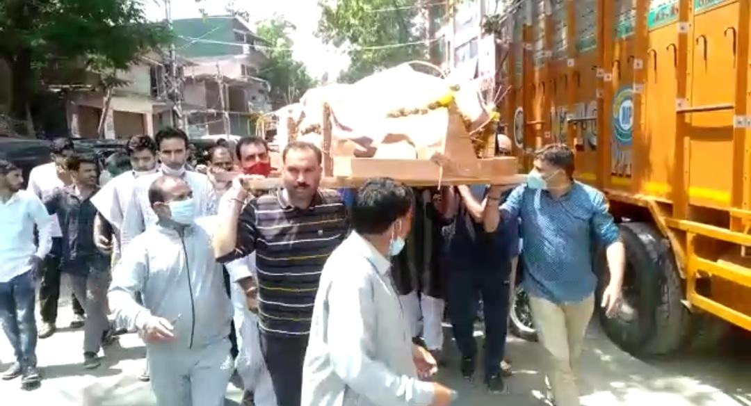 Muslim neighbours help perform last rites of two Kashmiri Pandit women in Kulgam