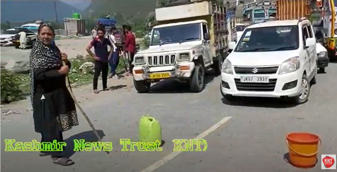 Women protesters block road, demand drinking water supply