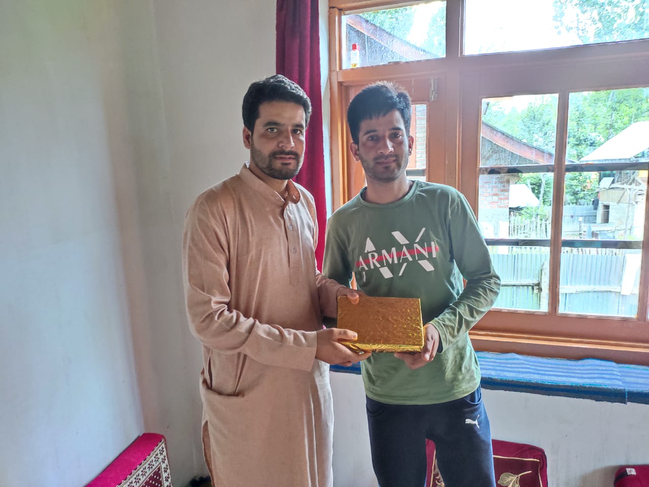 J&K Youth Welfare Forum(Ray of Hope) appreciated Lolab Gold Medalist with World Precious gift