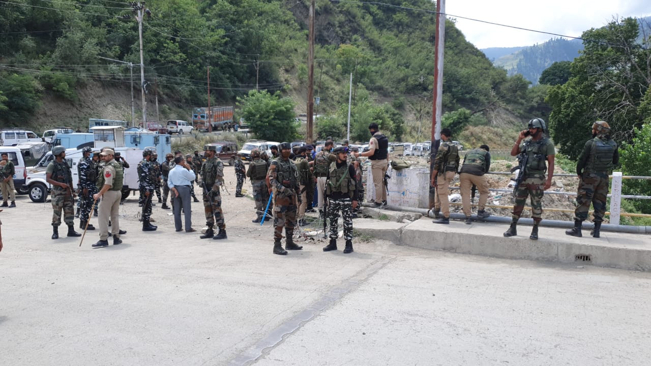 5 including 4 troopers injured in Baramulla grenade attack