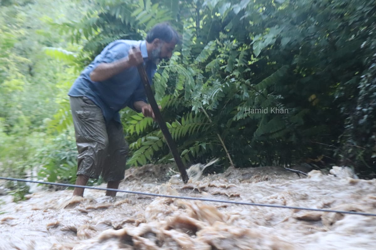 Ganderbal flashfloods: Orchards, houses, roads suffer partial damage, 30 tin sheets of police post washed away