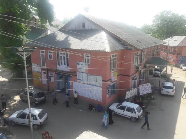 A Facebook user accuses SDH Bijbehara medicos of referring patients to designated clinics for tests