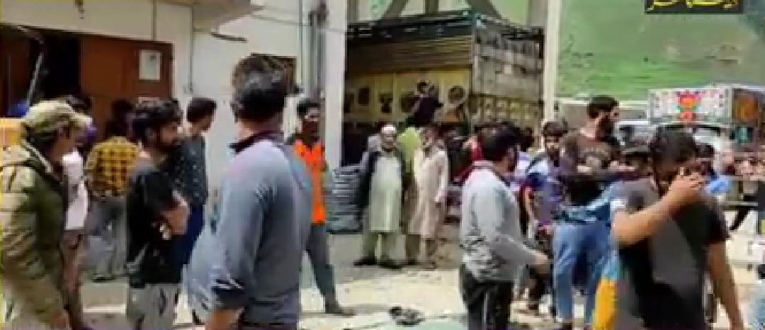 Truckers stage protest after MVD Inspector allegedly manhandles a driver in Sonmarg