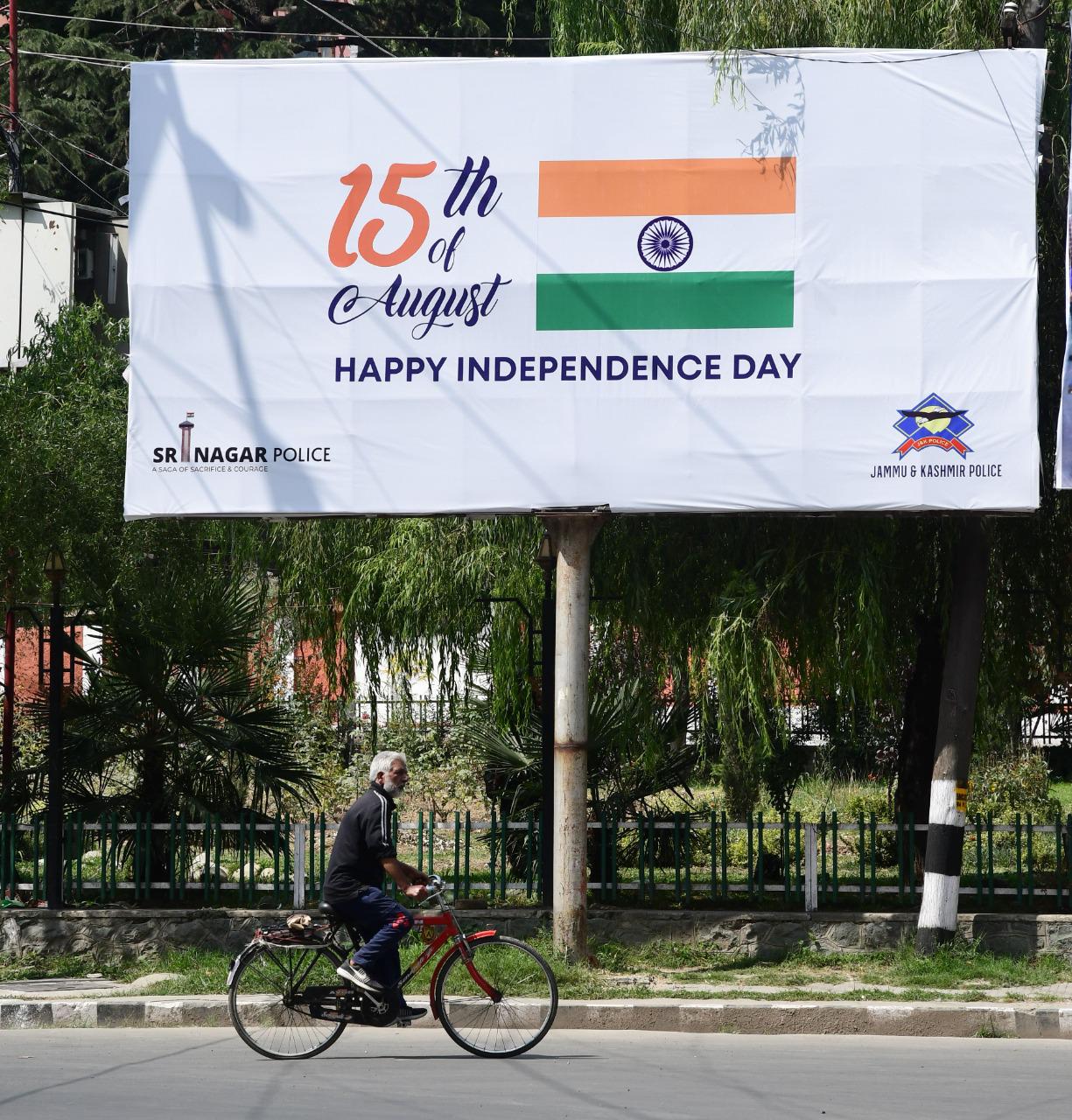 Independence Day: Srinagar Police install hoardings with congratulatory messages