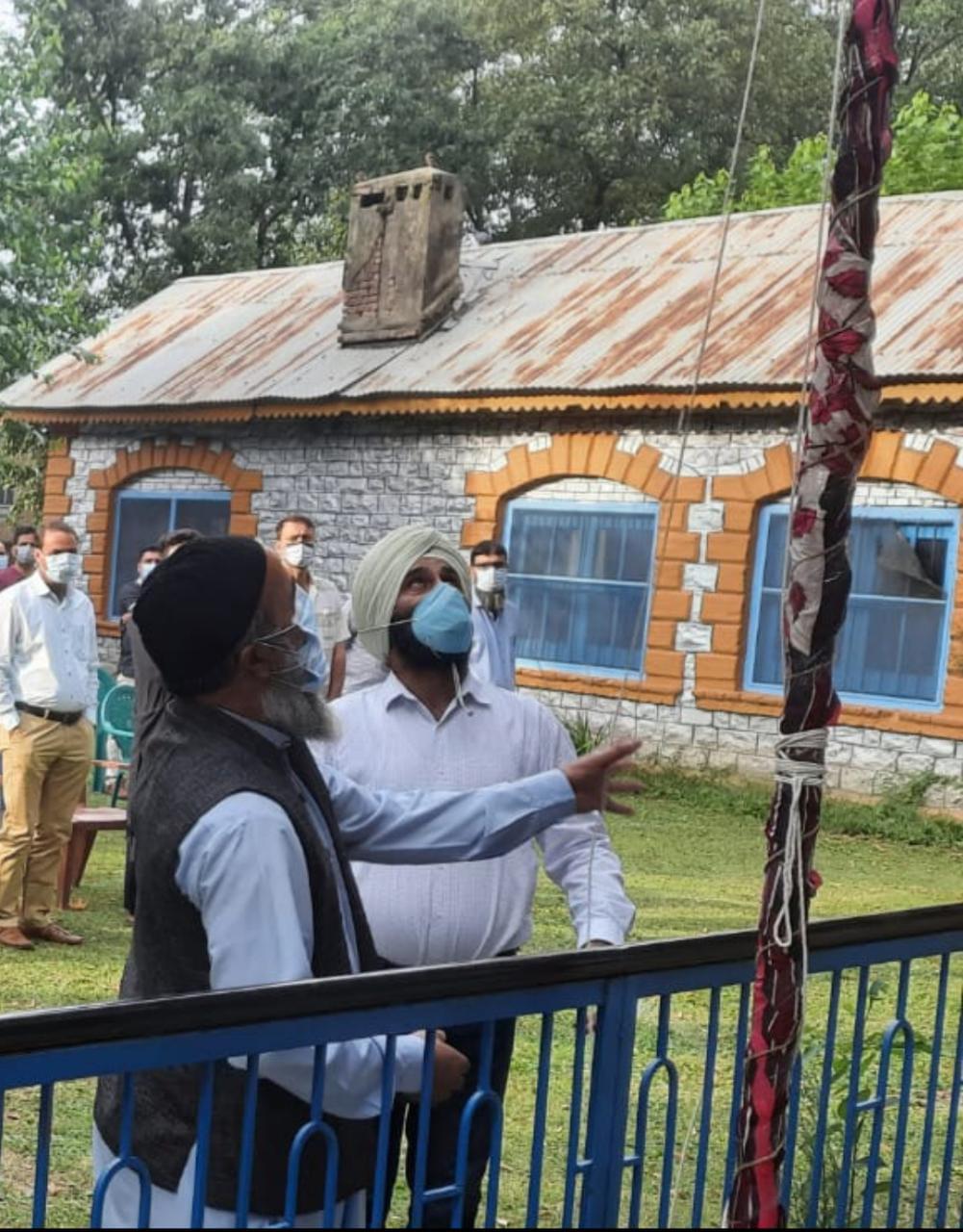 Burhan Wani”s father hoists national flag in Pulwama