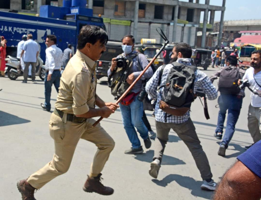 *Thrashing of journalists: Police officer removed from his position, action taken against others*