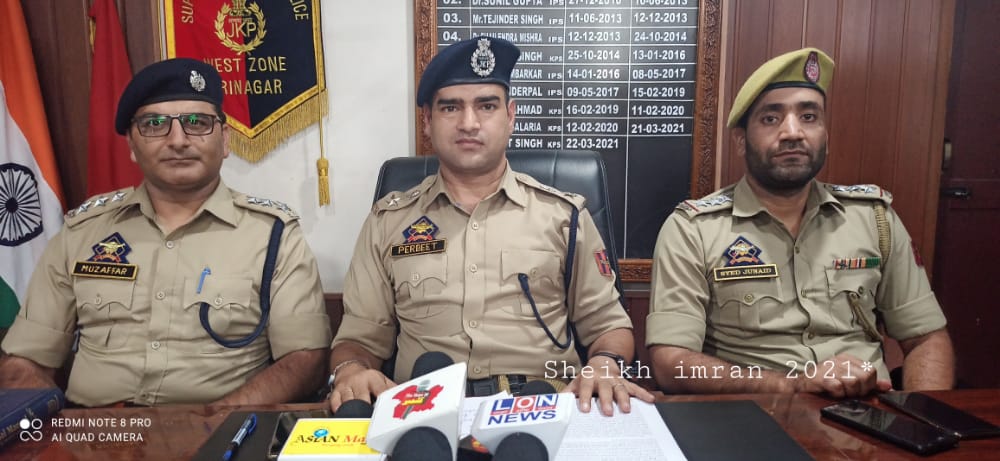 Looting houses on the pretext of search operations, gang donning combat uniforms busted by police in Srinagar