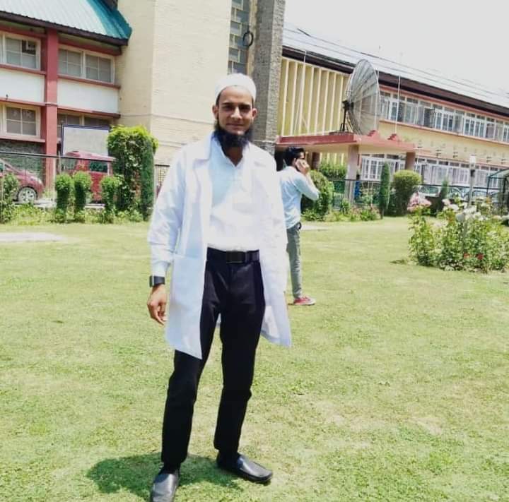 Bandipora Boy bags top position in Lab Assistant exams