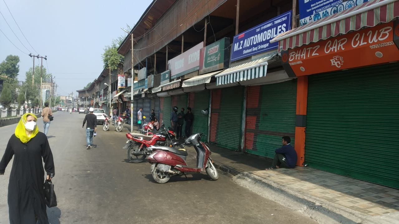 Shaheed Gunj traders protest against diversion of road