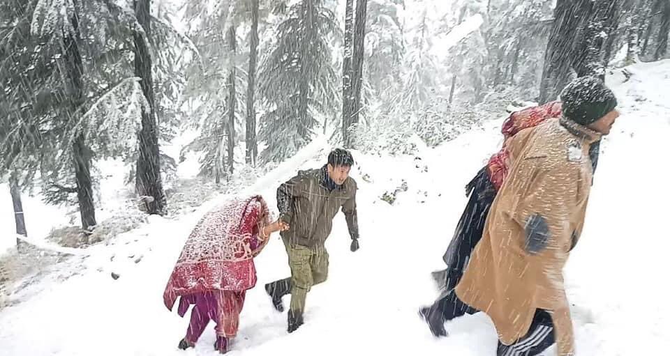 34 Nomadic Tribe Members Stuck at Upper Reaches in Budgam, Shopian Districts Rescued: Police