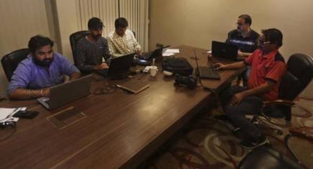 After encouraged by local businessmen, non-locals decide to stay back in Kashmir