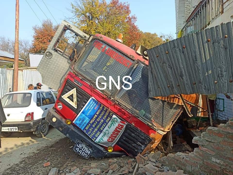 Fire engine meets with accident before dousing off flames in Kupwara village