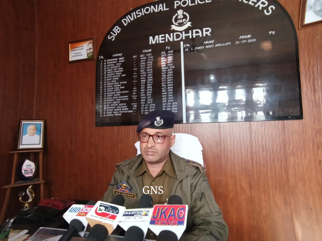 Budgam:  Police direct transporters to ply on roads till late evening, ask traders not to put merchandize on display along roadside 