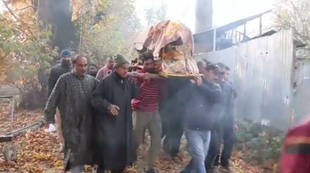 Communal Bonhomie: Muslim Brethren Perform Last Rites of Elderly Pandit in Pulwama