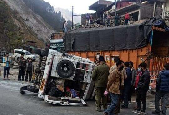 5 of a family among 11 injured after vehicle overturns due to tyre burst