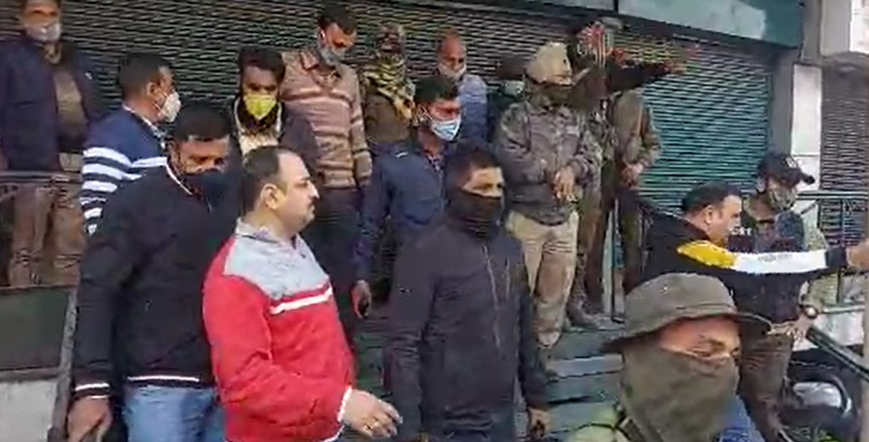 Police conduct searches after bank manager receive ‘threat’ call in Janipora Jammu