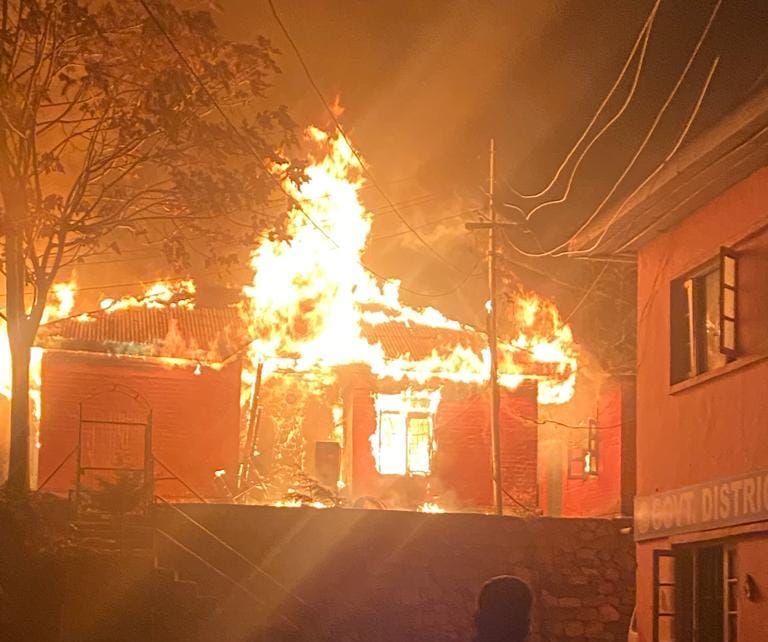 Massive fire breaks out in Old DH building Bandipora
